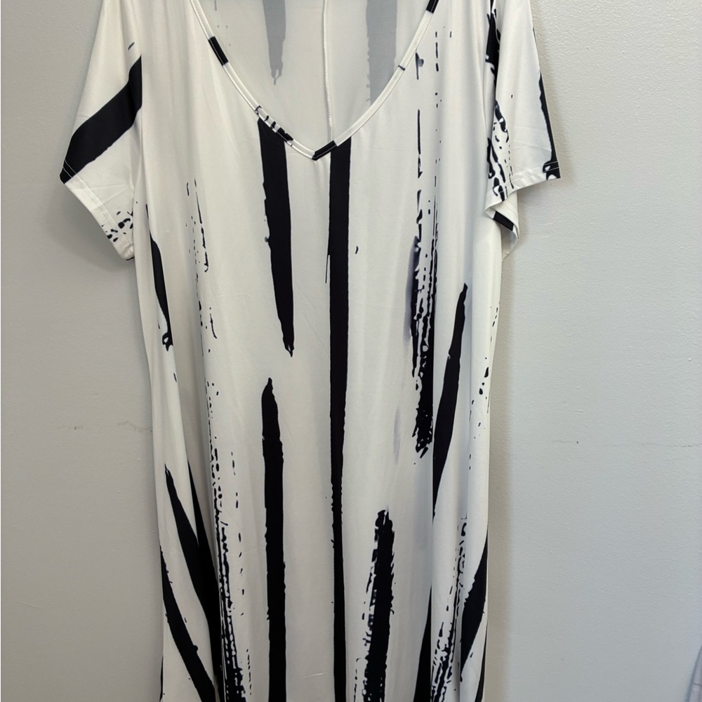 Black & White Abstract Stripe V-Neck Maxi Dress